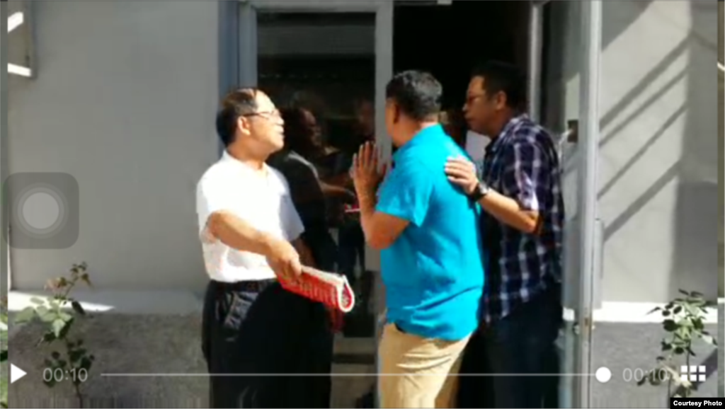 胡德华驱赶侵占炎黄春秋人员(2016年7月26日, 网友提供)。 胡德华对强占者说:“我们每一分的财产都是靠我们辛勤劳动挣来的,我们给国家纳税,是遵纪守法的企业,办公室是我们的,你们有什么权利进来?拿出证件给我们看。”