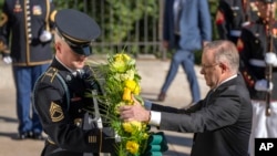 澳大利亚总理安东尼·阿尔巴尼斯(Anthony Albanese)2023年10月23日在美国首都华盛顿郊外的阿灵顿国家公墓献花圈。(美联社)