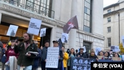 “我们没有忘记你们”:集会参与者手持横幅,呼吁释放吴敏儿、余慧明、梁国雄等被监禁的工会领袖和民主人士。(李伯安/美国之音)