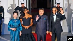 美国总统奥巴马和夫人,中国主席习近平和夫人抵达美国国宴会场时挥手致意(2015年9月25日)