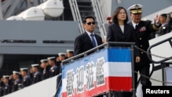 资料照:台湾总统蔡英文在高雄海军基地视察敦睦舰队的磐石舰。(2017年3月21日)