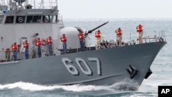 资料照片:在台湾新北市的海上反恐演习中,台湾海军陆战队员向总统蔡英文敬礼。(2019年5月4日)