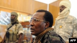 资料照片:乍得总统代比在恩贾梅纳会晤了法国国防部长后举行记者会。(2008年2月6日)