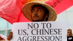 Một người biểu tình ở Philippines, một trong các quốc gia Đông Nam Á tranh chấp biển Đông, tuần hành bên ngoài lãnh sự quán Trung Quốc ở thành phố Makati, hôm 19/2.