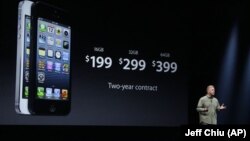 苹果公司全球市场营销高级副总裁菲尔•席勒在旧金山介绍iPhone 5价位。2012年9月12日 (照片来源:美联社)