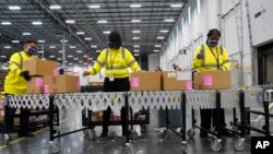 美国密西西比州一个分发中心正在把美国莫德纳公司研制的新冠病毒疫苗装箱启运。(资料照片 2020年12月20日)