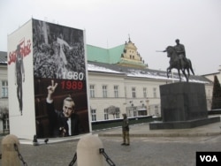 去年年初在华沙波兰总统府前竖立的大幅宣传画,内容有关团结工会和1980-1989年期间波兰民主化运动。手举V字的是共产党垮台后的第一位波兰总理,也是二战后中、东欧地区的第一位非共产党人总理马佐维耶茨基。他是波兰记者和作家,团结工会的一名领导人(美国之音白桦)。
