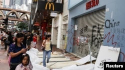 人们从香港铜锣湾被捣毁的商店前走过。(2019年10月8日)