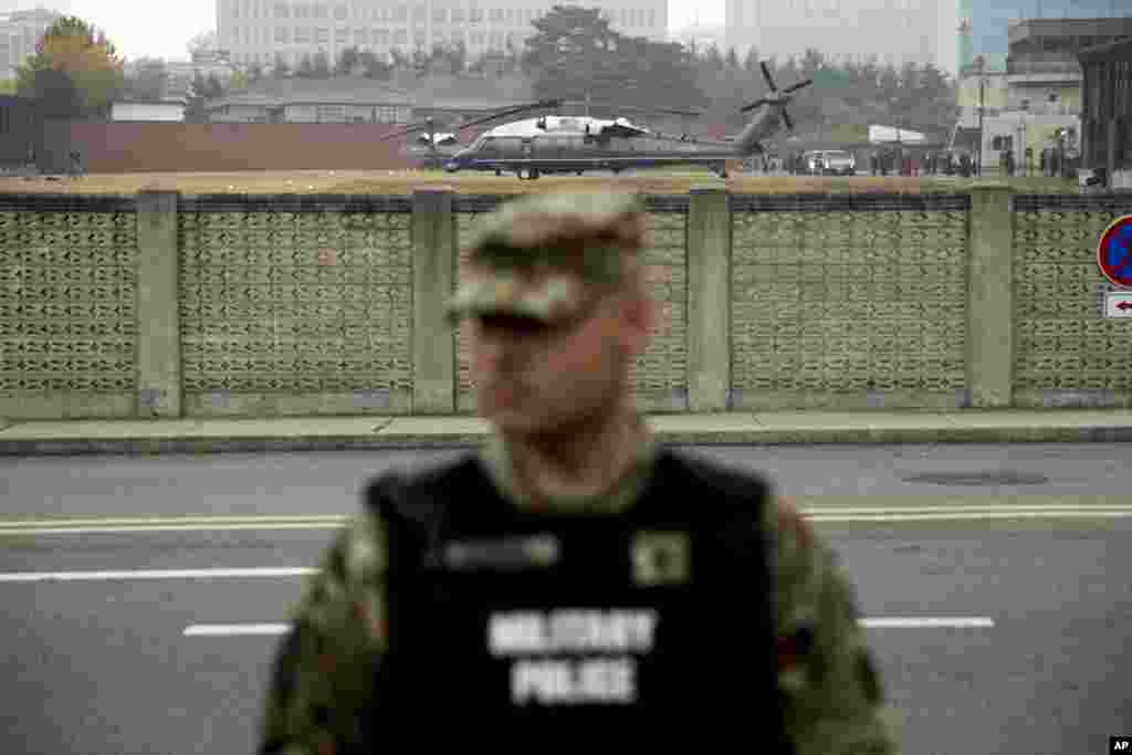 川普一行返回美军龙山基地,美国总统的专用直升机海军陆战队一号奉命留在地面上。川普原打算对分隔朝鲜半岛南北方的非军事区(DMZ)进行事先没对外宣布的访问,但由于大雾,访问被迫取消(2017年11月8日)。多年来,访问这处边界有时成了美国总统的一道仪式,象征他们不惧怕朝鲜不断升级的侵略姿态。自从里根总统以来,除了老布什总统外,历届美国总统都去过非军事区,用望远镜眺望荒凉的北方,听高音宣传广播,并重申美国与南方的韩国盟友坚定站在一起。