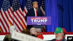 2024年3月2日星期六,共和党总统候选人、前总统唐纳德·特朗普在维吉尼亚州里士满举行的竞选集会上发表讲话。(美联社)