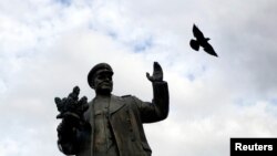 捷克首都布拉格,一只鸟飞过二战时期苏联指挥官伊万·斯特帕诺维奇·科涅夫的纪念碑(2019年9月12日)。