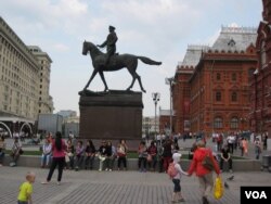 莫斯科红场旁朱可夫元帅塑像下的中国游客。(美国之音白桦拍摄)
