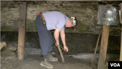 老矿工马文•特纳在矿井演示钻洞挖煤