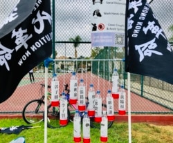 香港论坛作品:12瓶矿泉水代表香港12人。(美国之音2020年10月24日洛杉矶巴恩斯公园)