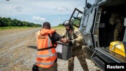 资料图:新西兰国防军人员在所罗门群岛2024年4月举行的议会选举中协助运送票箱。