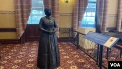 资料照片:马里兰州议会旧众议院议事厅摆放的著名废奴主义者塔布曼的青铜塑像。(2024年10月12日)