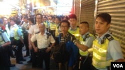 警方26日晚在弥敦道近亚皆老街处截查一男子(美国之音海彦拍摄)