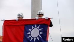 台湾士兵在台北中正纪念堂前举行升旗仪式。(2019年1月22日)