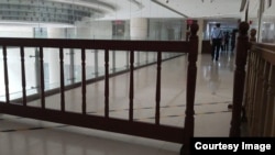 2019年6月25日上午,北京西城区人民法院(北区)14-18法庭的走廊被栅栏挡住,四名警察守卫。当时李锐日记遗产纠纷案在此闭门审理。 (网友提供图片)