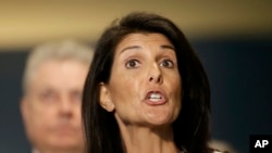 美国常驻联合国大使黑利在联合国总部外对记者讲话。(资料照片)