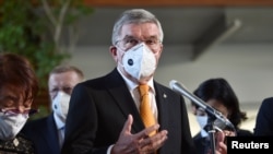 彭帅事件让抵制北京冬奥的呼声达到新高。图为国际奥委会主席巴赫2020年11月16日在东京见记者(路透社资料照)