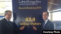 洛杉矶市长贾西提(右)揭示破纪录游客人数(洛杉矶市长办公室提供)