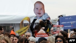 2025年2月21日,法国犹太机构代表委员会(CRIF)在巴黎特罗卡德罗广场召集了一场向以色列人质致敬的集会,一名与会者举着以色列人质克菲尔·比巴斯的肖像牌。