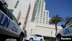 禁止化学武器组织的调查人员乘坐的汽车停在叙利亚大马士革四季酒店前。(2018年4月18日)