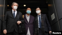 壹传媒创办人黎智英（中）28日早上被香港警方拘捕，并带往警署调查，图为黎智英离开警署情形。