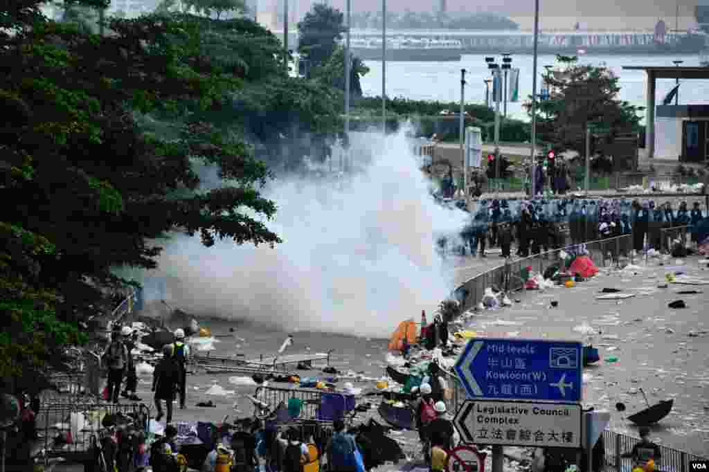 6月12日约下午四时,香港警察在立法会旁添美道附近发放催泪弹驱散示威者。 (美国之音特约记者汤惠芸拍摄)