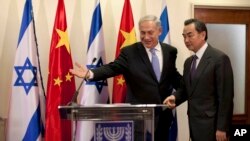 2013年12月18日,中国外长王毅(右)在耶路撒冷以色列总理办公室会晤内塔尼亚胡总理后,两人一道举行记者会。
