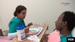 Học viên của khoá Đào tạo điều dưỡng đang thực hành bón đồ ăn cho bệnh nhân.