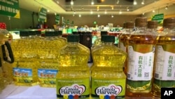 由加拿大农业综合企业理查森国际公司生产的菜籽油出现在北京一家超市的货架上。(2019年3月6日)