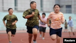 中国辽宁省沈阳市的一个减重夏令营里,孩子们正在锻炼。(资料图片)