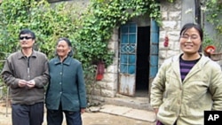 陈光诚和家人在一起(资料照片)