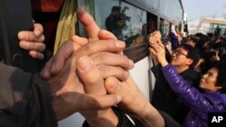 Thân nhân hai miền Triều Tiên chia tay sau cuộc sum họp gia đình tại Núi Kim Cương ở Bắc Triều Tiên, ngày 25/2/2014.