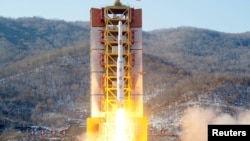 日本共同社2月7日公布的照片显示,一枚远程弹道火箭在朝鲜西海卫星发射场发射升空