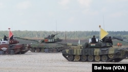 2014年在莫斯科郊外举行的军事比赛坦克项目的比赛中,俄罗斯、中国和印度军人分别乘坐坦克。(美国之音白桦摄)