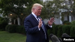 特朗普总统在离开白宫前往他在新泽西州贝德敏斯特的高尔夫度假地前接受记者采访。(2019年7月19日)