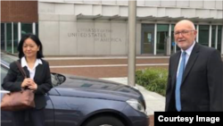 美国驻荷兰大使霍克斯特拉(Pete Hoekstra)2021年1月11日在大使馆会见台湾驻荷兰代表陈欣新 (美国驻荷兰大使馆照片)