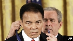 2005年11月9日,美国总统布什向穆罕默德·阿里颁发总统自由奖章