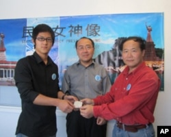 中国留学生彭伟( 左)捐款赞助民主女神计划,右起陈维明、郑存柱