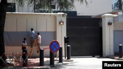 前美国驻成都总领馆大门外的领馆标牌被遮挡住。(2020年7月27日)