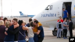 乌克兰被释放的俘虏9月7日抵达基辅机场,与家人团聚。