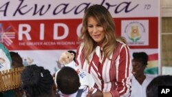 美国第一夫人梅拉尼娅·特朗普在加纳首都阿克拉访问医院,有儿童献上玩具熊。