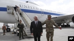 美国国防部长盖茨周六抵达喀布尔,受到彼得雷乌斯将军的迎接