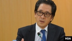 日本贸易振兴机构理事长石毛博行经常对驻日外国记者召开恳谈会(美国之音歌篮拍摄)