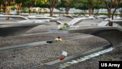 资料照:2024年9月11日,弗吉尼亚州阿灵顿国家9/11五角大楼纪念园举行第23届9/11纪念花圈敬献仪式,纪念长椅上摆放着鲜花。
