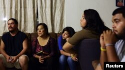 Hầu hết lực lượng lao động trong các nông trại tại Hoa Kỳ là các di dân Châu Mỹ La Tinh bất hợp pháp, tuy có một chương trình về các công nhân nước ngoài cho phép những công nhân này đến làm việc hợp pháp tại Mỹ.