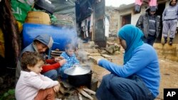 流落到黎巴嫩的一名叙利亚妇女在为孩子们做饭。(资料照)